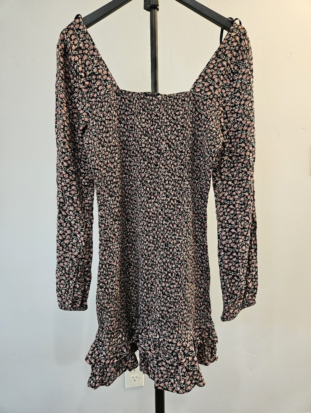 West of Melrose Garden Party Smocked Ruffle Hem. Size M